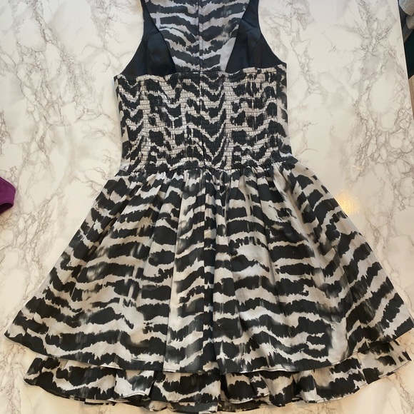 Guess Abstract Dye Sleeveless Tiered Dress Size 2 - Picture 5 of 6